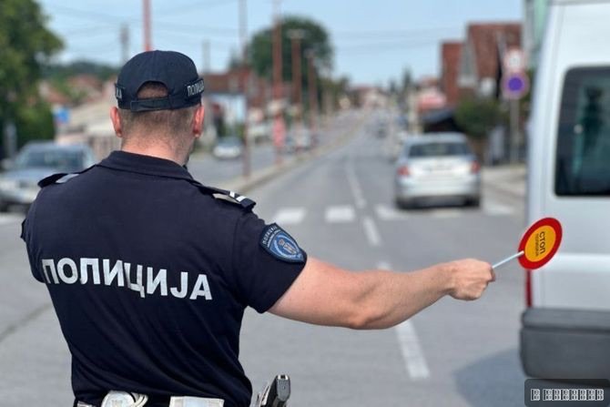 Mladić teško povređen na radu, kolega ga vozio do bolnice: Policija ih zaustavila, ali kad su prišli - odmah upalili rotaciju i sproveli ih do bolnice